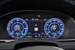 Digitales Cockpit: Das Active Info Display kostet extra, ist aber empfehlenswert - nicht nur im Passat GTE Variant