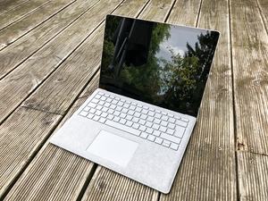 ac-WLAN und Bluetooth 4.0 komplettieren das Schnittstellenangebot des Surface Laptop, optional gibt es eine teure Docking Station