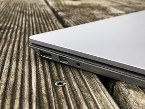Einmal USB, einmal Mini-DisplayPort: Viel Auswahl bietet das Microsoft Surface Laptop nicht
