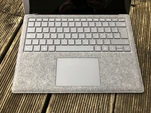 Alcantara statt Aluminium: Microsoft spendiert dem Surface Laptop einen stoffbezogenen Inneraum