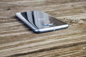 Die Verarbeitung des Moto X4 ist insgesamt, nur der nicht bündige sitzende SIM-Kartenträger stört
