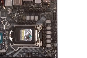Beim ASUS ROG Strix Z370-I Gaming kümmern sich neun Spulen um die CPU-Spannungsversorgung.