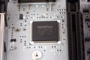 Der SuperI/O-Chip stammt von Nuvoton.