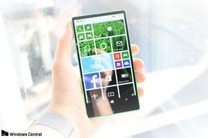 Fast ein Trendsetter: Microsofts rahmenloses Lumia 435 aus dem Jahr 2014 zeigt sich erstmals