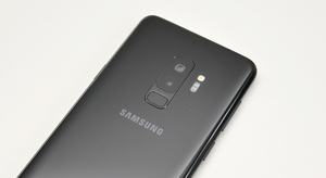 Die wichtigsten Designänderungen beim Samsung Galaxy S9+: Es gibt zwei Kameras auf der Rückseite und der Fingerabdrucksensor hat eine neue Position erhalten
