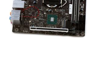 Unter dem PCIe-3.0-x16-Slot halten sich Supermicro-typisch viele Jumper-Switches auf.