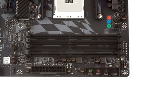 Unter den vier DDR4-DIMM-Speicherbänken hat Biostar das GT-Touch-Bedienfeld integriert.
