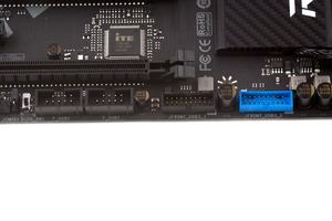 Jeweils zwei USB-3.1-Gen1- und USB-2.0-Header sowie ein BIOS-Switch und CMOS-Clear-Jumper befinden sich am unteren Rand.