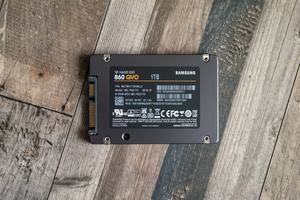 Angeboten wird die Samsung SSD 860 QVO mit 1,2 und 4 TB basierend auf  V-NAND v4
