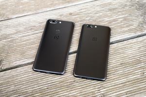 Die Unterschiede halten sich in Grenzen: Beim OnePlus 5T (links) sitzt der Fingerabdrucksensor auf der Rückseite, der Kamera-Buckel ist auffälliger