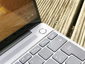 Hingucker ist unter anderem der Power-Button des MateBook X, in den Huawei den überzeugenden Fingerabdrucksensor integriert hat