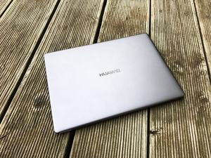 Huawei setzt beim MateBook X auf ein zurückhaltendes Design und eine hochwertige Verarbeitung