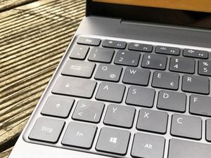 Die Tastatur des Huawei MateBook X bietet einen guten Druckpunkt, aber zu wenig Hub