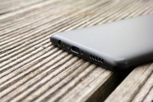 Das OnePlus 5 bietet Audio-Buchse und USB Typ-C, letzteres aber nur in Verbindung mit USB 2.0