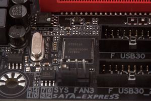 Der Renesas-Hub kontrolliert die beiden USB-3.1-Gen1-Header.