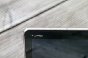 Gleich vier Lautsprecher spendiert Huawei dem MediaPad M3 Lite 10, klanglich landen die über dem Durchschnitt