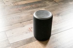 Beim Echo Plus der 2. Generation setzt Amazon auf ein kleineres Gehäuse, belässt es aber beim Funktionsumfang