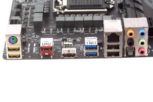 Gigabyte hat den DVI-D-Port gestrichen und das I/O-Panel leicht umstrukturiert.