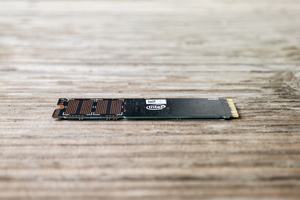 Intel setzt bei der SSD 760p auf 3D NAND Flash mit 64 Layern sowie PCIe mitsamt NVMe 1.3
