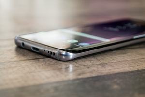 Die auch aufgrund des schmalen seitlichen Rahmens schlechte Ergonomie ist der größte Schwachpunkt des Samsung Galaxy S8