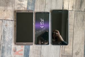 Die Auswirkungen des Infinity Displays: Mate 9 mit 5,9 Zoll, Galaxy S8 mit 5,8 Zoll und iPhone 7 Plus mit 5,5 Zoll (von links nach rechts)