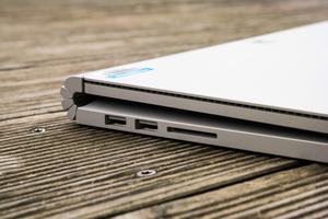 Links bietet das Microsoft Surface Book 2 zweimal USB 3.1 Gen 1 sowie einen SD-Kartenleser