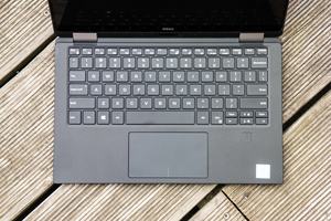 Tastatur und Touchpad des XPS 13 2-in-1 bieten kaum Schwächen, der Fingerabdrucksensor unterstützt Windows Hello