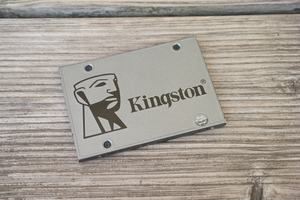 Vor allem der Preis macht die Kingston UV500 im Zusammenspiel mit den Sicherheitsfunktionen interessant, die Leistung überzeugt größtenteils nicht