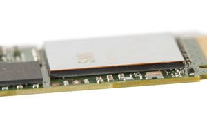 Der Aufkleber auf dem Controller der Intel SSD 600p besteht aus einer dünnen Kupferschicht.