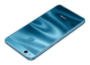 Die blaue Version des Huawei P10 lite ist die auffälligste dank Effektschicht unterhalb des Glases