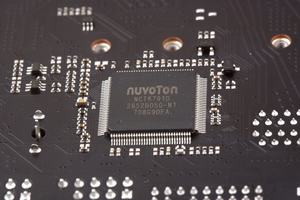 Ein SuperI/O-Chip von Nuvoton überwacht die Temperaturen, Spannungen und Lüftergeschwindigkeiten.