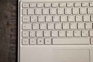 Huawei MateBook E: Die neue Tastatur bietet etwas kleinere Tasten, überzeugt hinsichtlich Druckpunkt und Hub erneut