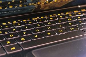 Die Tastatur des ZenBook 3 bietet einen zu geringen Hub, dafür aber eine gute Beleuchtung