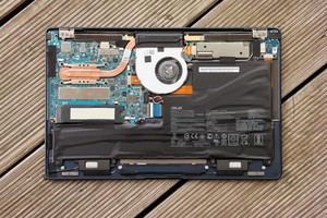 Blick ins Innere des ZenBook 3: LPDDR3-RAM und die M.2-SSD reizen die technischen Möglichkeiten nicht aus