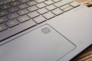 Das Touchpad des ZenBook 3 überzeugt, gleiches gilt für den integrierten Finderabdrucksensor