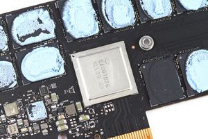 Der Controller Intel Optane SSD 900P ist vergleichsweise groß.