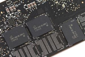 Die Intel Optane SSD 900P setzt auf 3D-XPoint-Speicher.