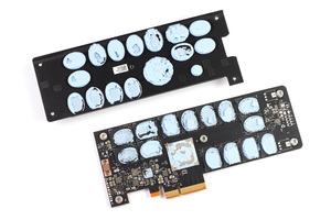 Controller und Speicher sind bei der Intel Optane SSD 900P über Wärmeleitpads mit einem großen Passivkühlkörper verbunden.