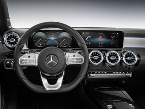 Mercedes-Benz MBUX: Das neue Infotainment-System nutzt zwei Displays und feiert in der kommenden A-Klasse seine Premiere (Bild: Mercedes-Benz)